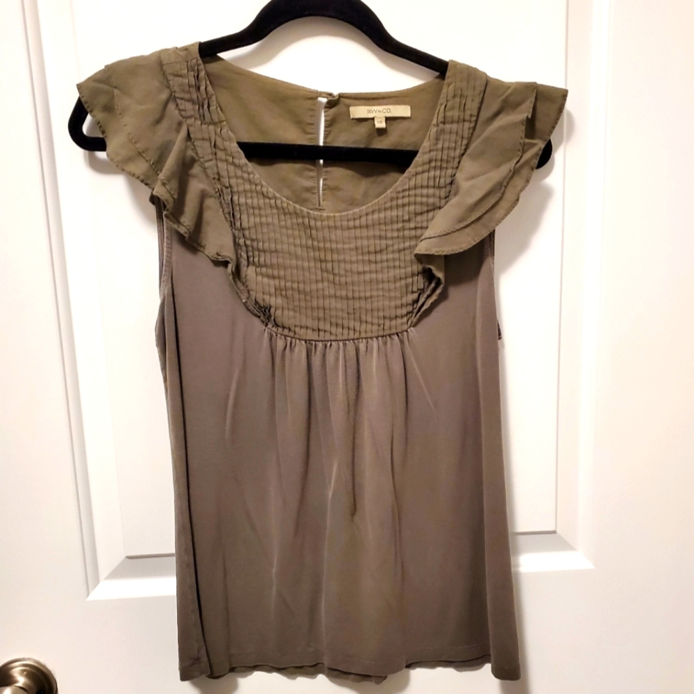 12/$30    💚🤎 sage tulip sleeve top with detailing on front